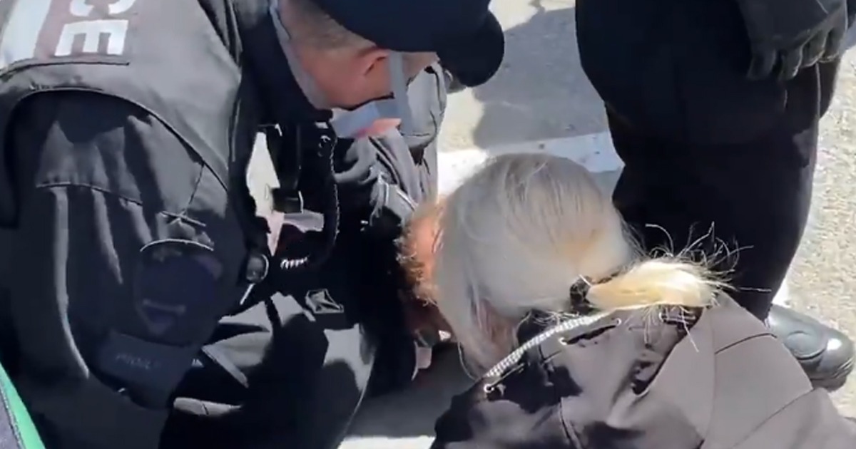 CANADA: Riot Police Choke Man On Ground For Not Wearing Face Mask