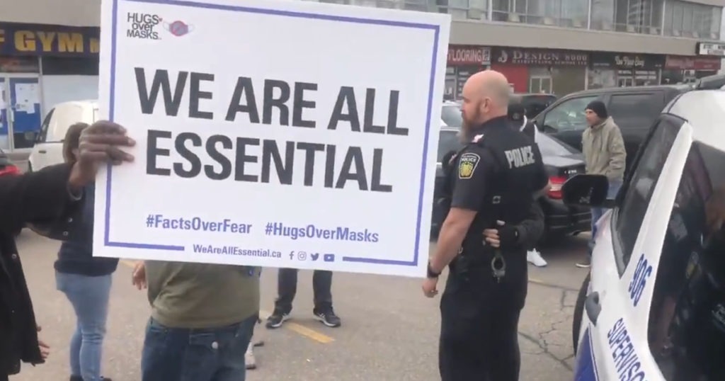 Weil er sich weigerte ein Fitnessstudio zu schließen und Menschlichkeit zeigte, wird in Kanada ein Polizist suspendiert (Video)