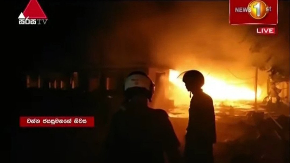 Rioters Burn Sri Lanka Leaders' Homes Amid Economic Crisis